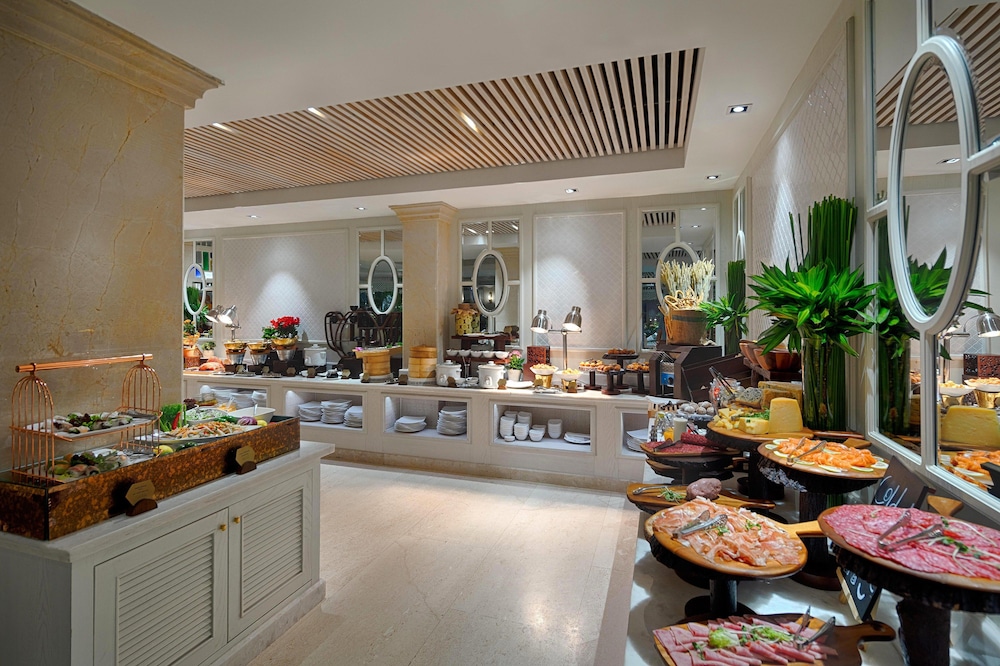 Au Lac Charner Hotel 40