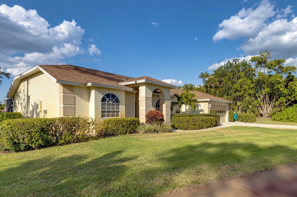 Private Pool, Pond Views, & Bonus Lounge in Gated Naples Community Drive to Dining & Sand