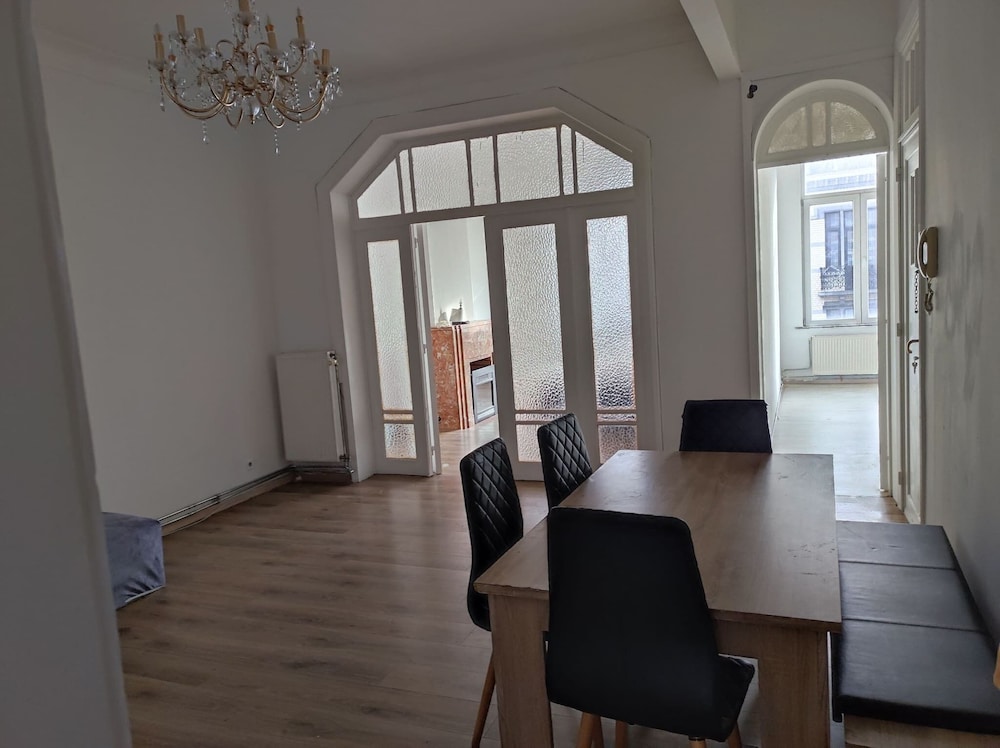Room in B&B - Spacious Room With Beautiful View of the Koekelberg Basilica