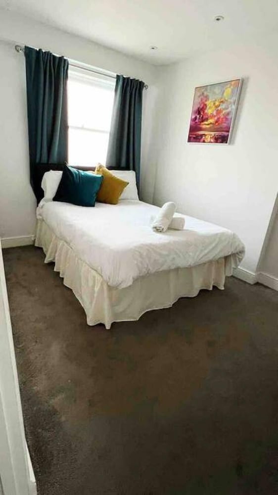 Lovely 2 Bedroom Apartment w AC off Baker Street