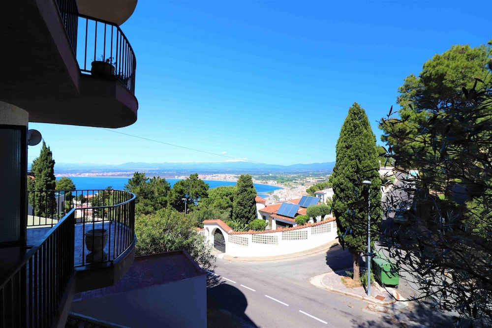 Apartment in Roses Near Sandy Beach