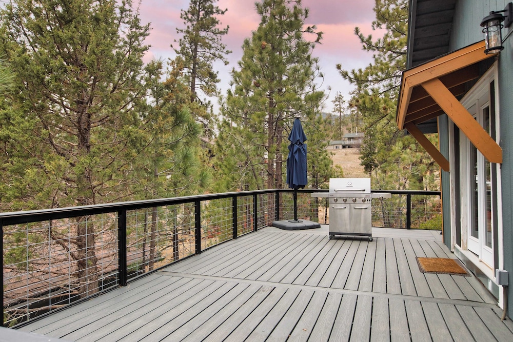 Cozy 2BR Fawnskin Cabin Big Bear Lake, Hiking Trails & Snow Summit Nearby