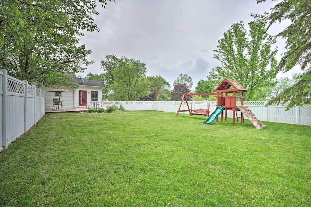 Beautiful Irish Hills Farmhouse w/ Fire Pit!