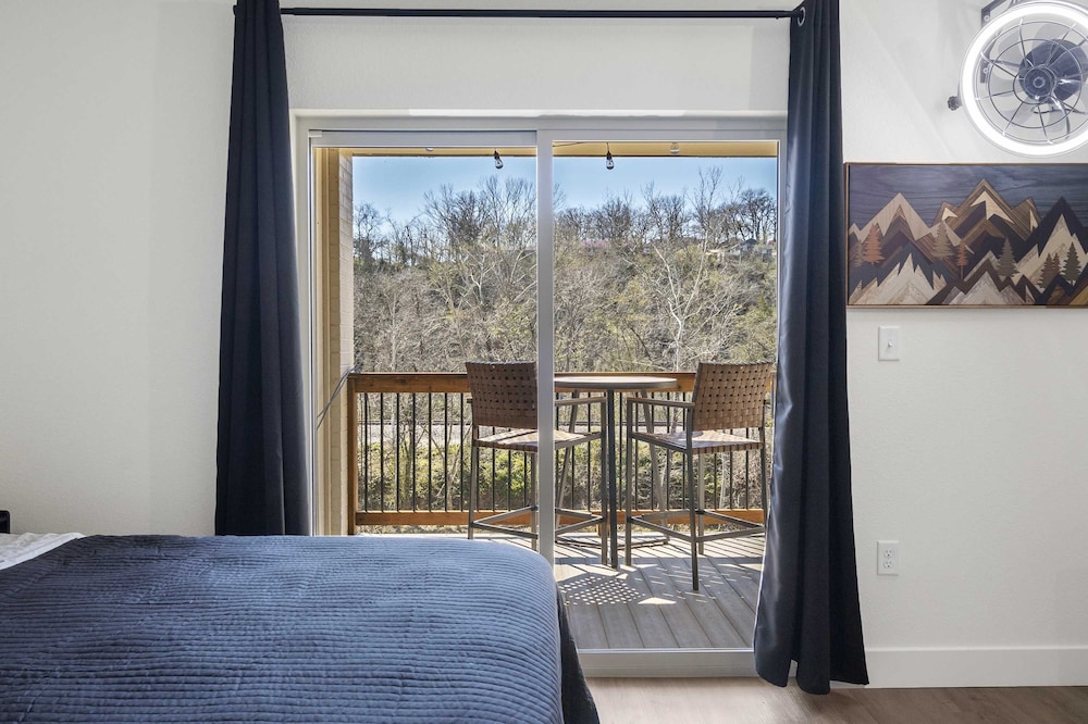 Modern Yote Condo at Roark Creek