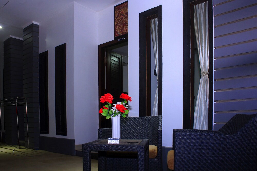 Rumah Putih Abu Abu