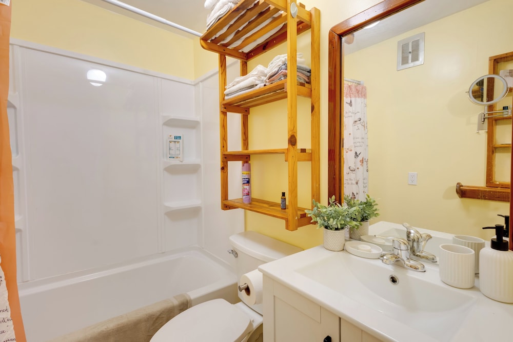Walk to Main Avenue: Cozy Unit in Warrenton
