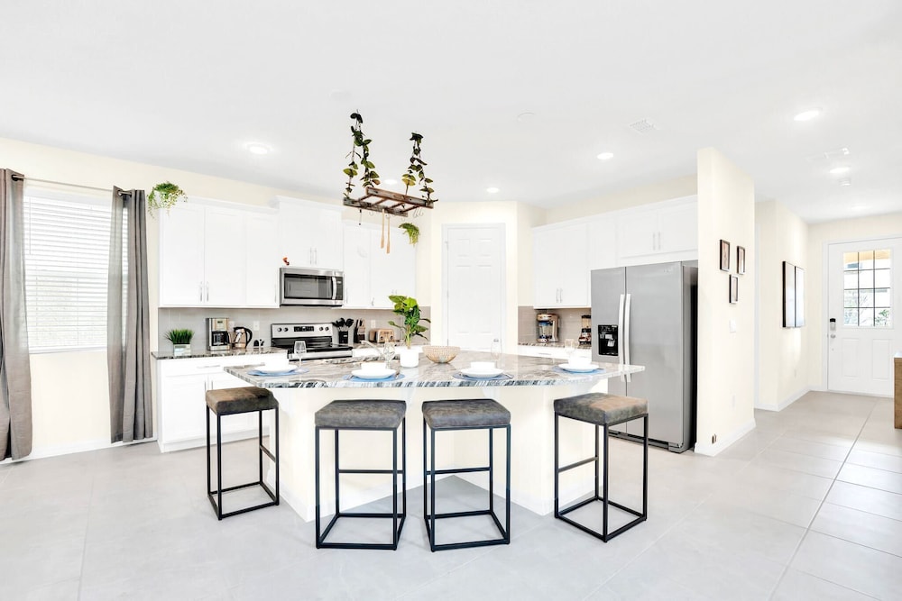 Spectacular 7BR Home w Pool & Arcade Near Disney