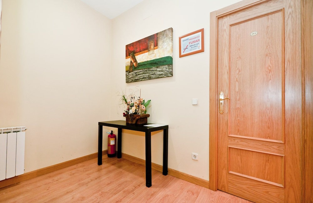 Hostal Las Cortes - Image 2