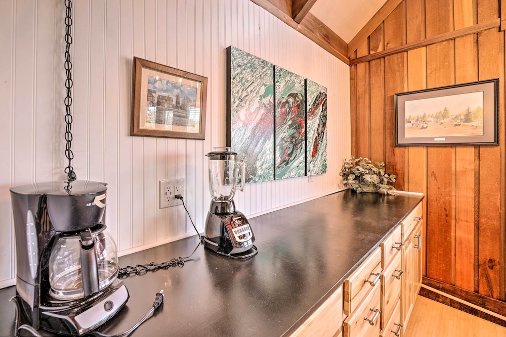 Chalet w/ Mtn Views & Golf Course Access!