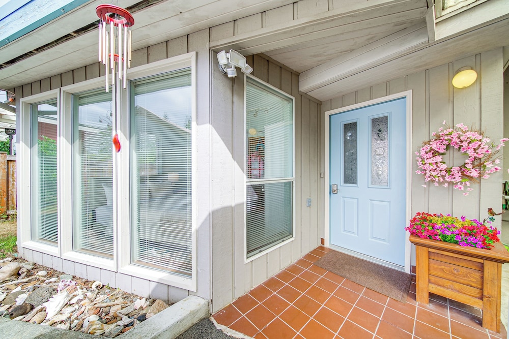 < 1 Mi to Lake Washington: Peaceful Apt in Kenmore