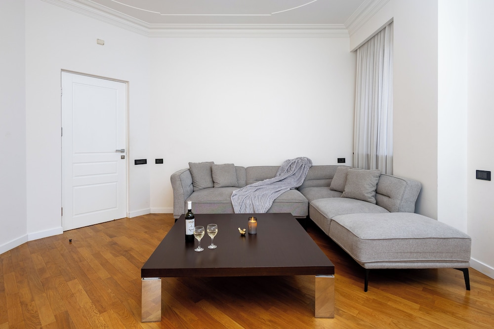 Apartment by Luxe Group SN290