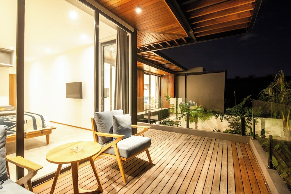 Seaside Escape: 4BR Villa, 190m to Canggu Beach