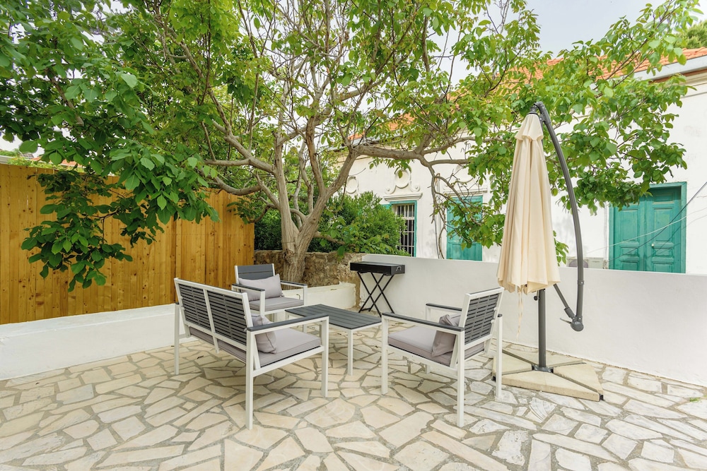 Indigo 1-BR Apt W Terrace in Batroun