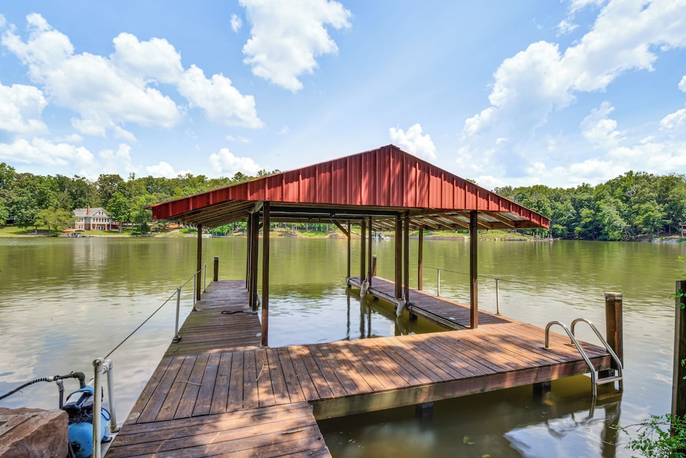 Boat, Fish, Relax: Lake Russell Retreat w/ Dock