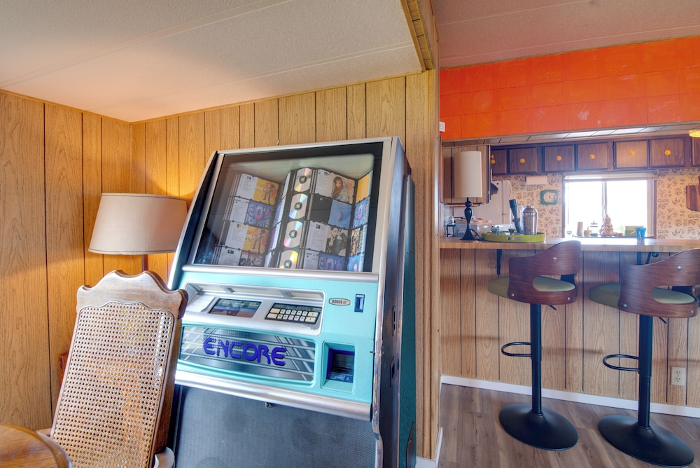 Walk to Beach! Fun Retro Retreat in Ocean Shores