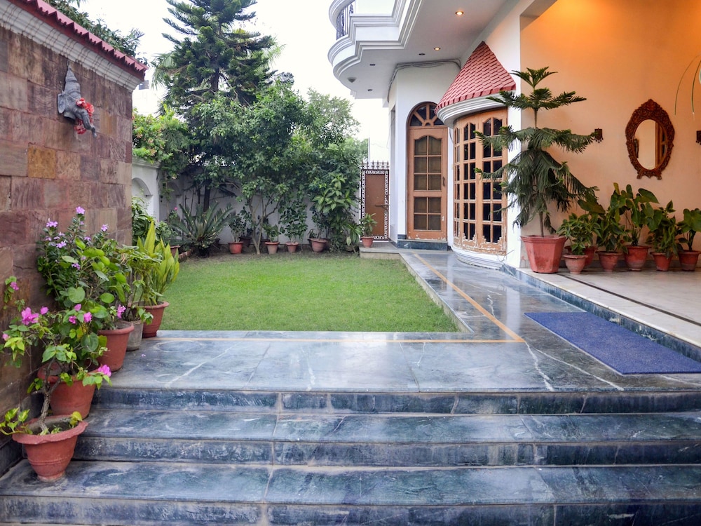OYO 5634 IVY Stays - Manoj Pandey Chowk
