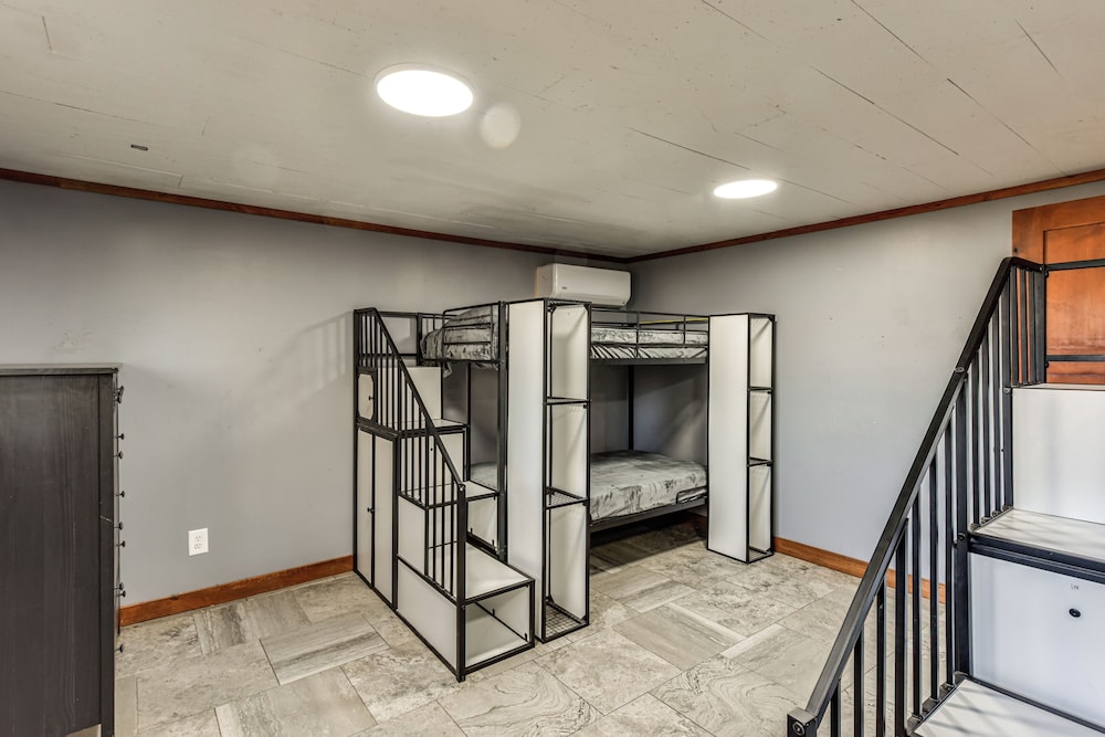 600-sq-ft Deck! Hutchinson Retreat on 5 Acres
