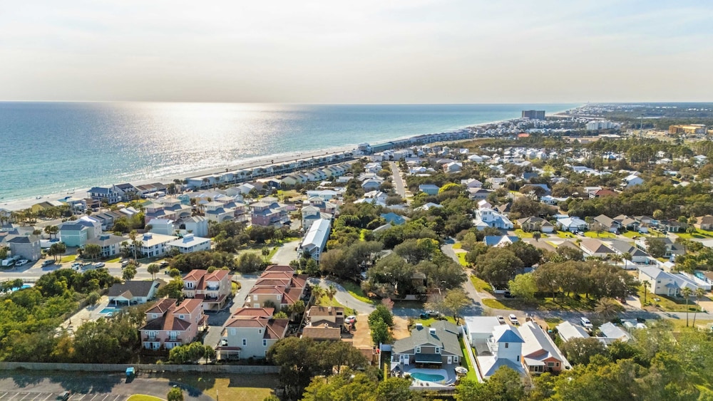 Spacious 3BR w/ Tiki Bar + Shared Pool Walk to Beach, Near 30A & Pier Park