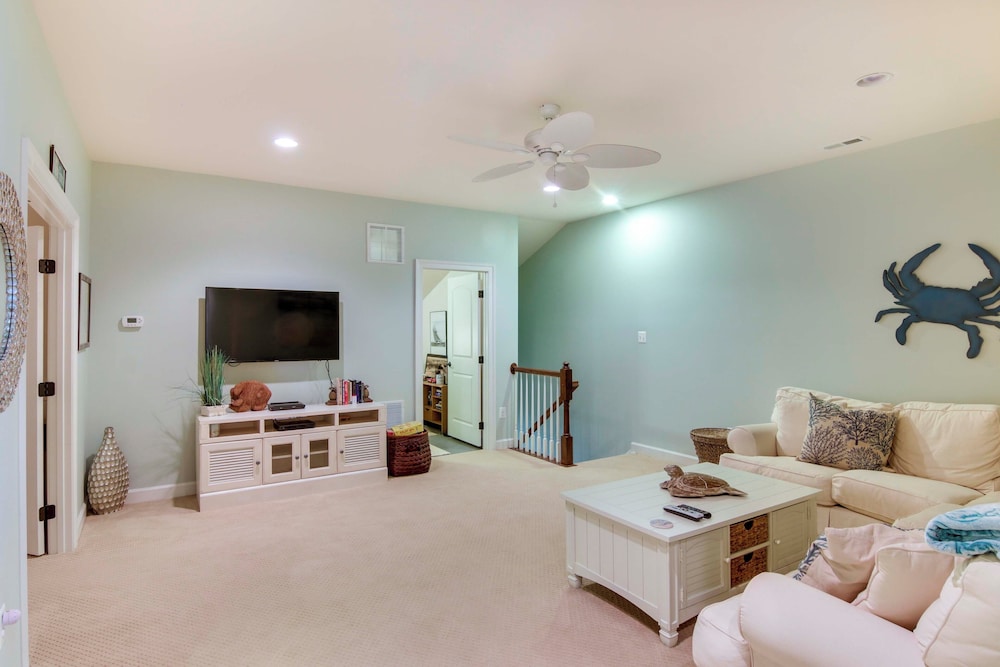 Shuttle to Beach: Ocean View Home w/ Patio
