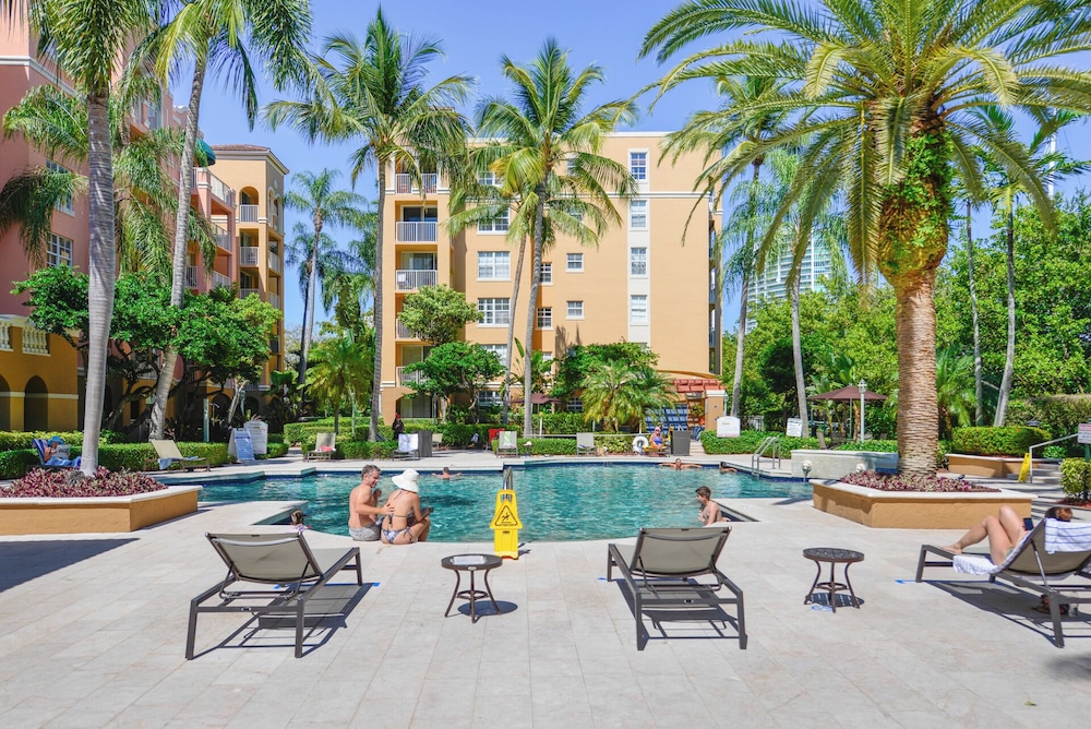 Lux Condo at Yacht Club 10min from Beach