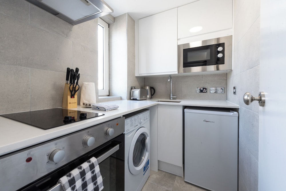 Apt 856 Chelsea Cloisters Sloane Avenue
