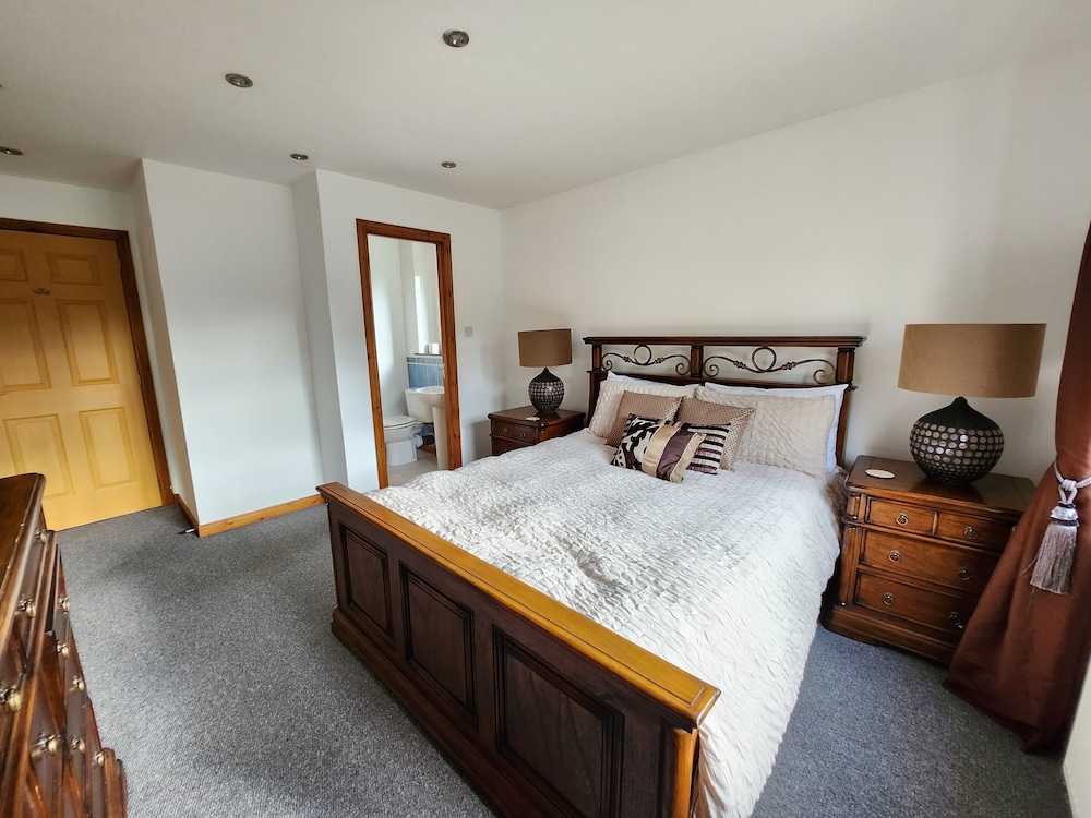 Boutique 4-Bed Home in Inverness view 4