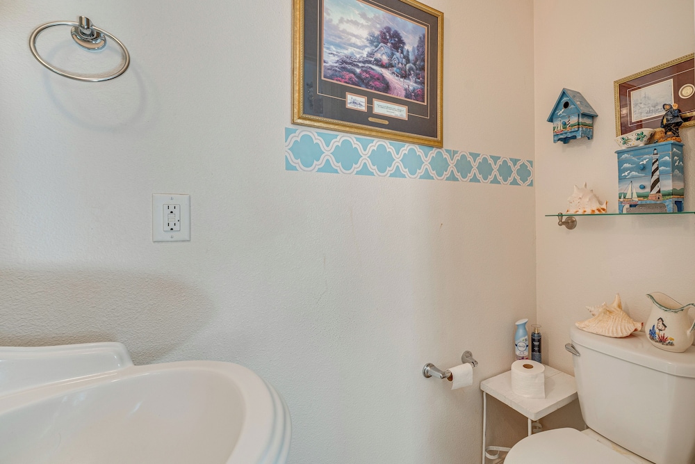1 Mi to Moses Lake: Home w/ Private Yard & Hot Tub