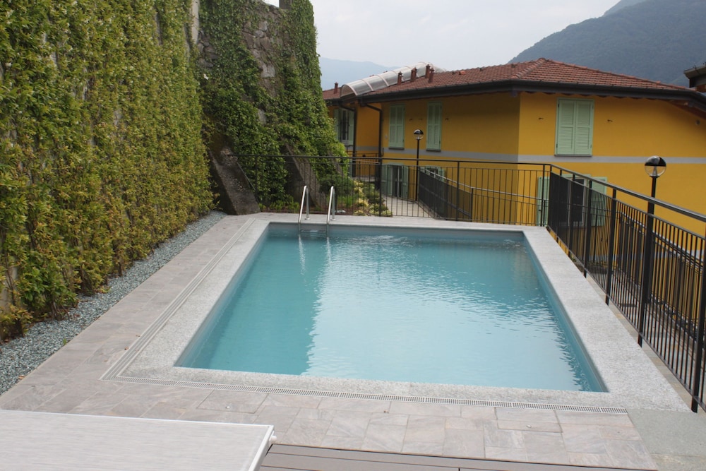 Attic with Pool en Nesso — recepcion & lobby