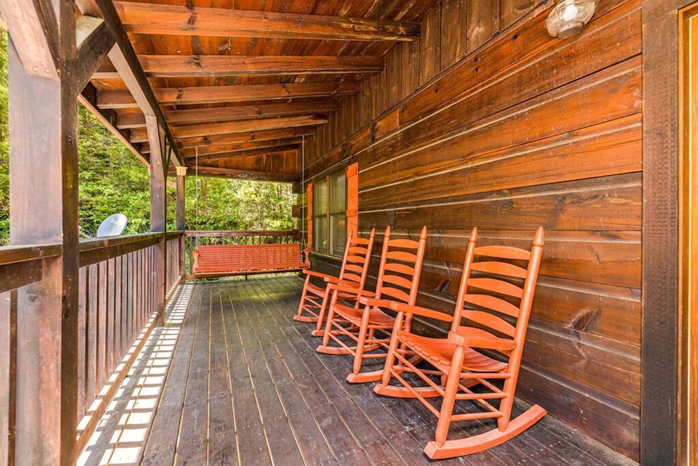 Secluded 3BR Cabin w Hot Tub Dog Friendly Sleeps12