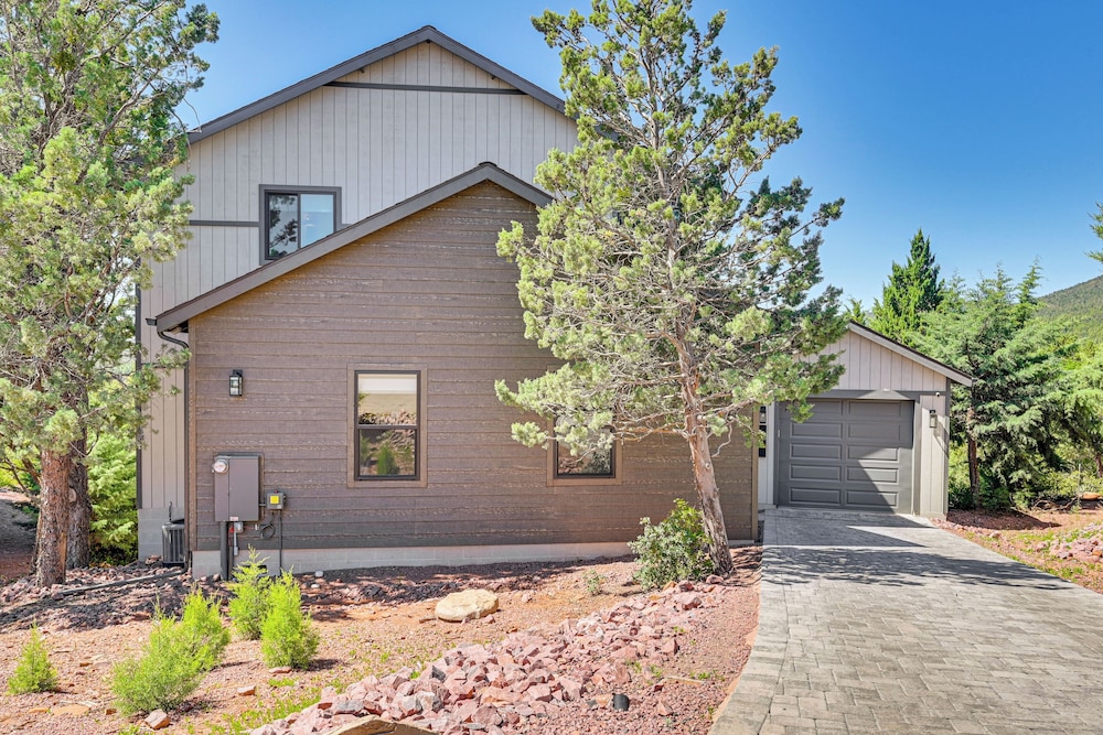 Views & Hot Tub: 'pineberry Modern' Luxury Home