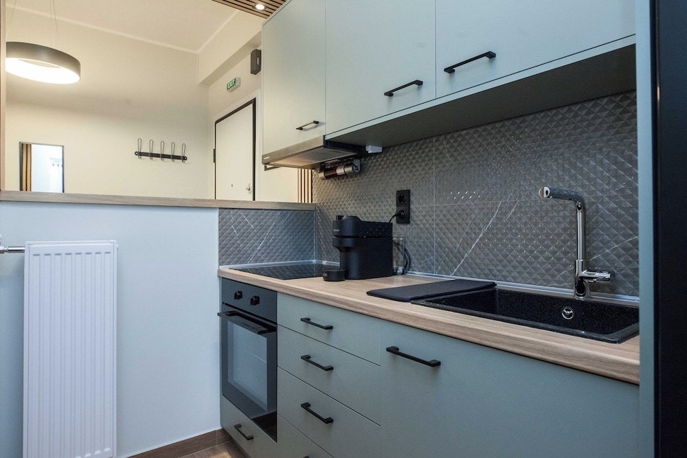 Fresh Modern 1 Bd Apt in Vibrant Patisia