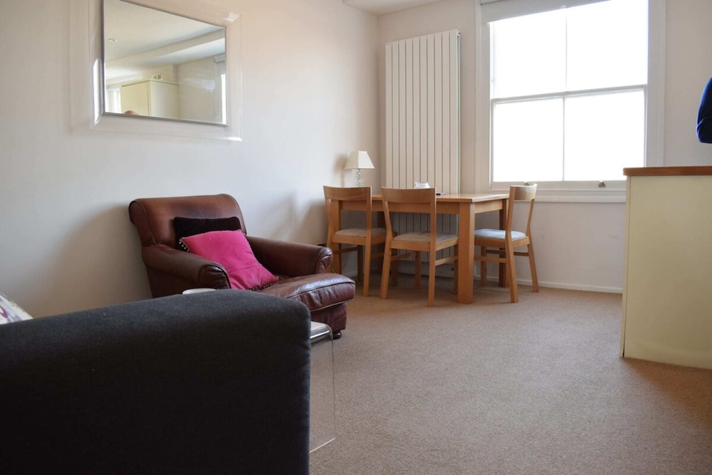 Bright 2 Bedroom Flat - Short Walk to Notting Hill
