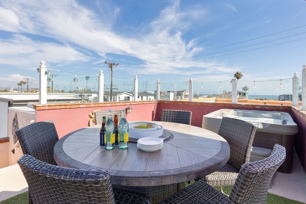 Shoreline Villa by Avantstay Steps to the Beach Bay Pier