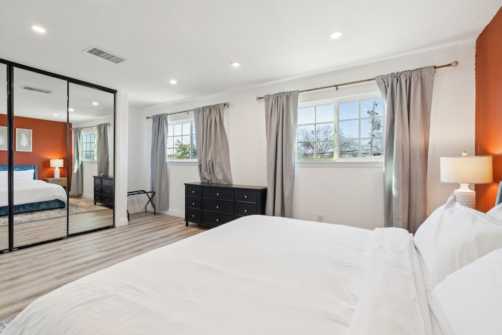 Cozy Home With Hot Tub Family-friendly Yard 5 Bedroom Home