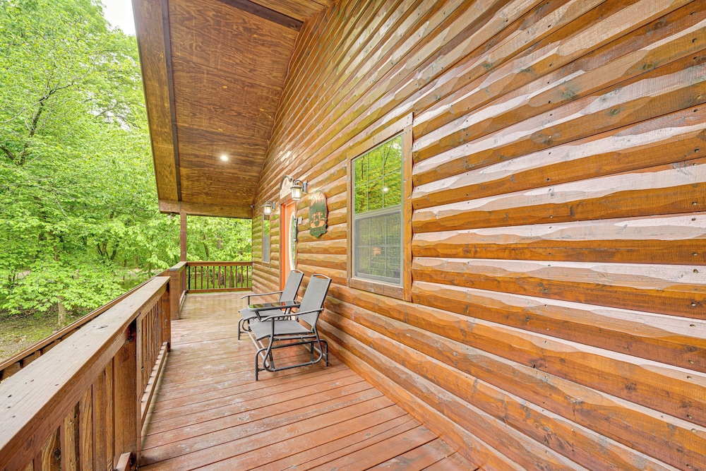 Private Hot Tub & Deck: Woodsy Broken Bow Retreat