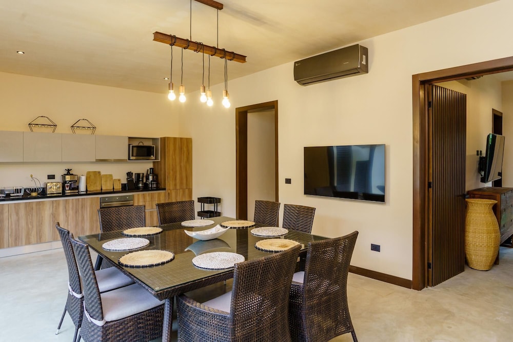 Amazing Jungle Villa Tropical Ambiance in Private Pool Awesome Terrace Perfect for Large Groups view 3