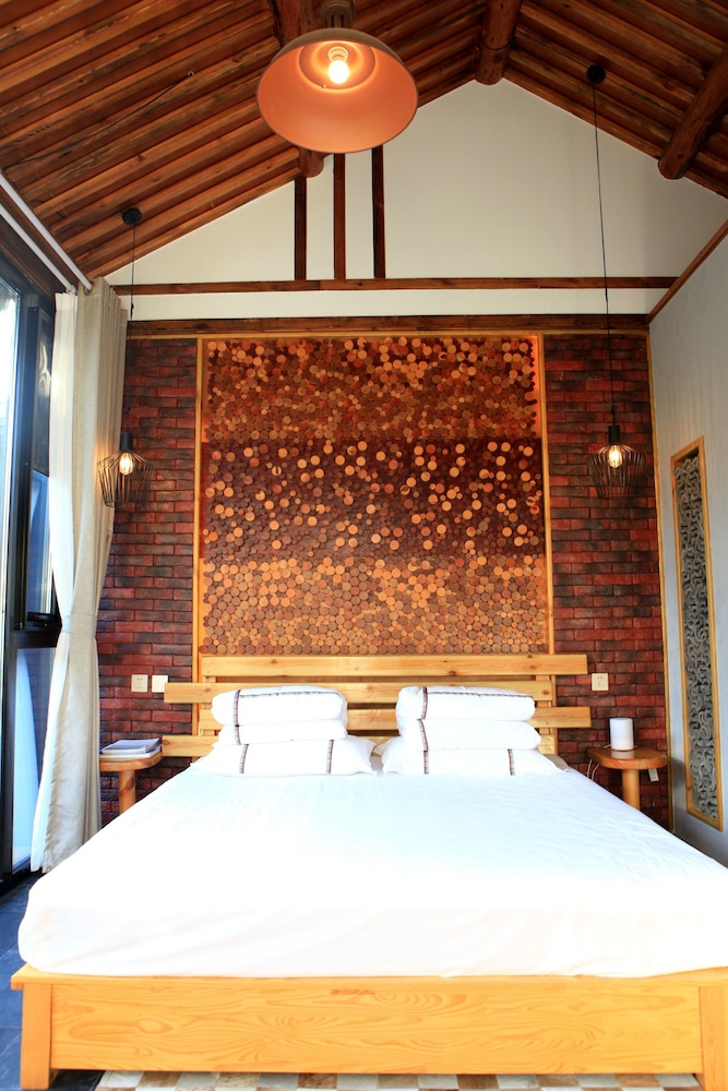 Carpenter's Rustic Courtyard-Great Wall view 5