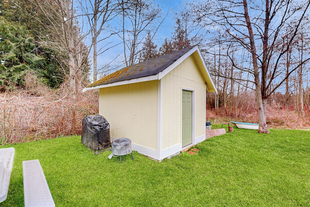 3 BR Cozy Cottage: w/ Hot Tub & Wifi