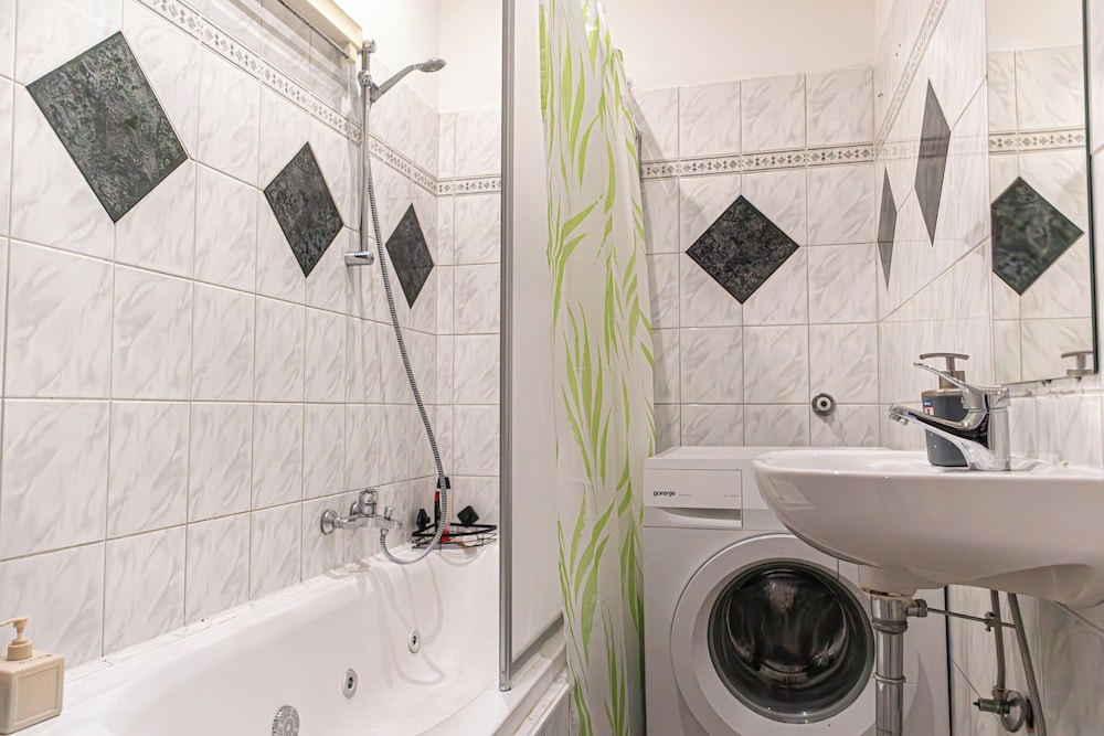Bright 2BR Flat Near Westbahnhof