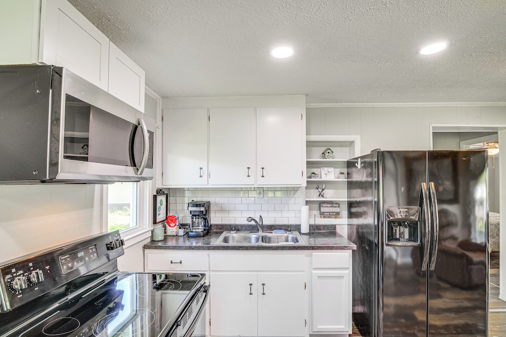 Pet-friendly Somerset Cottage Near Boat Ramps!