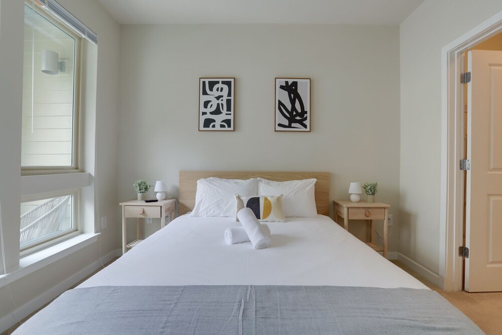 Fun & Comfort Await Alexandria Apartment