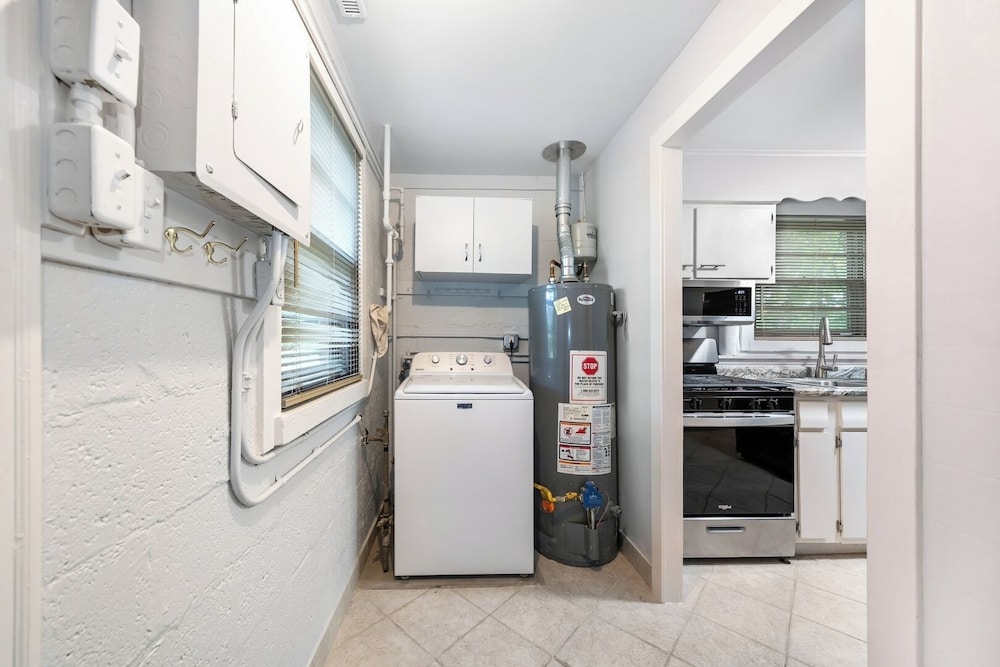 Spacious 3BR House With Firepit & Grill, Near Beach