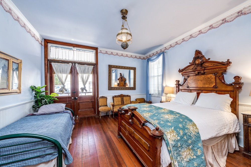 The Dutch Flat Hotel
