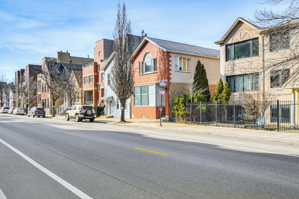 Walk to Blue Line: Sleek Apartment in Bucktown!
