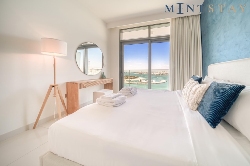 Luxury Sea View Living on Emaar Beachfront