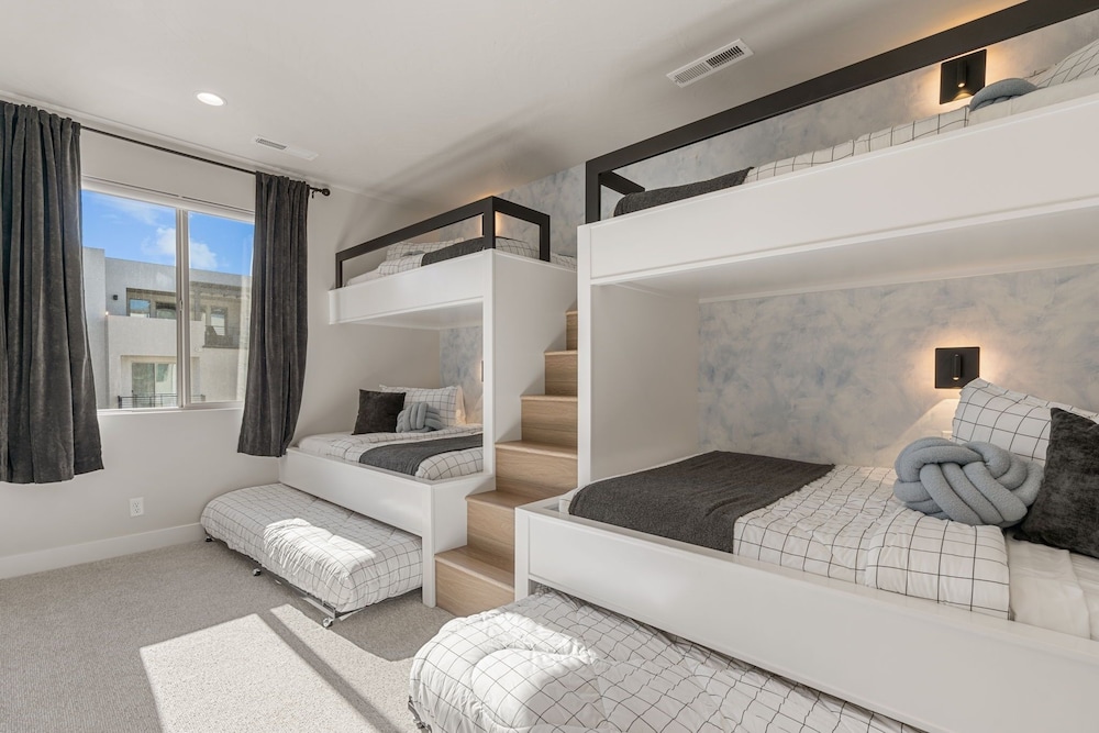 Sandy Cheeks 6 Bedroom Townhouse