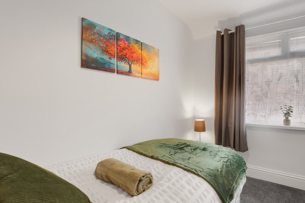 3 Bedroom House With Free Parking