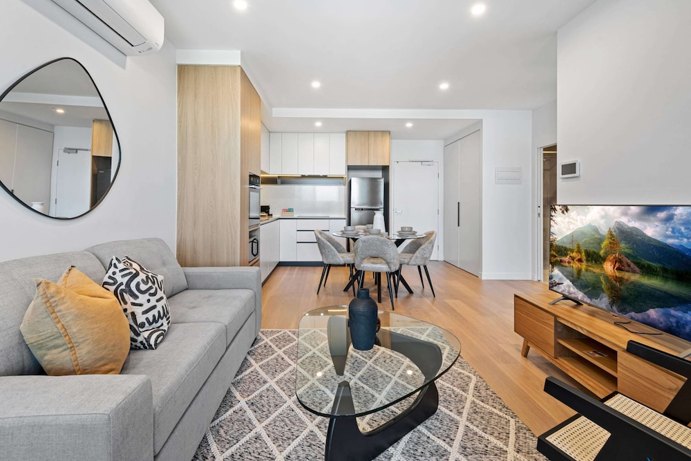 Stunning 1-bed With City Views and Amenities
