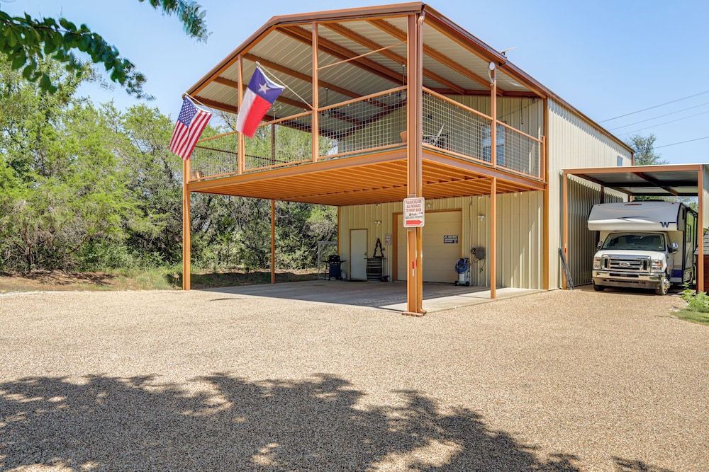 6 Mi to Granbury City Beach Park: Apt w/ Veranda!
