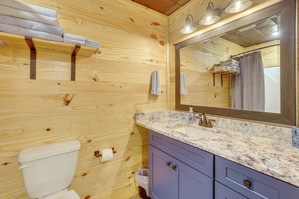 3 Mi to Water: Logan Martin Lake Cabin Getaway